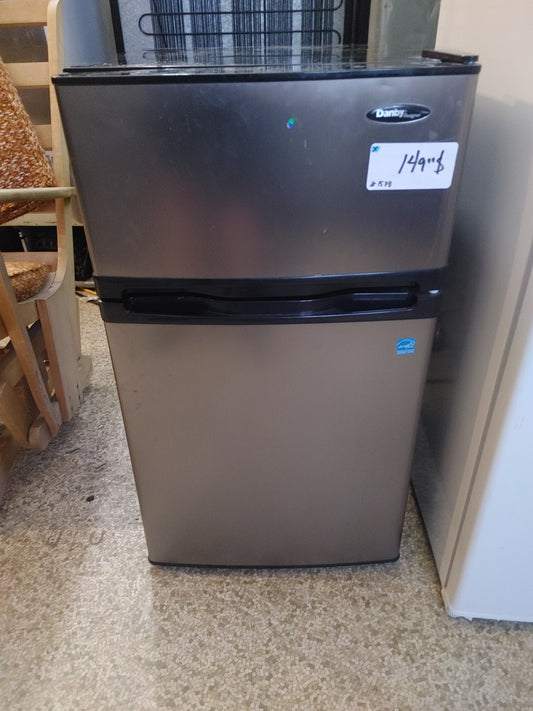 le réfrigérateur Danby en argent; noir