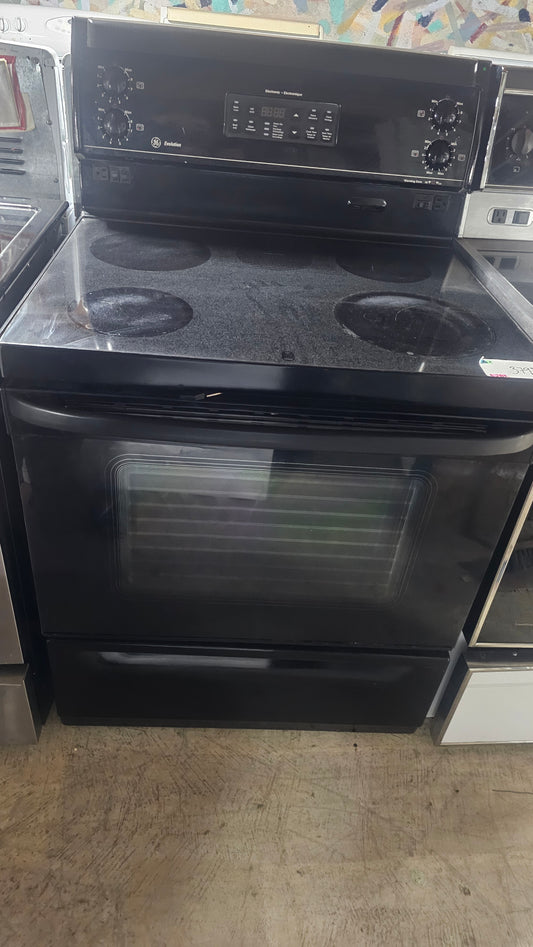 Poêle GE à dessus en verre en céramique – Noir