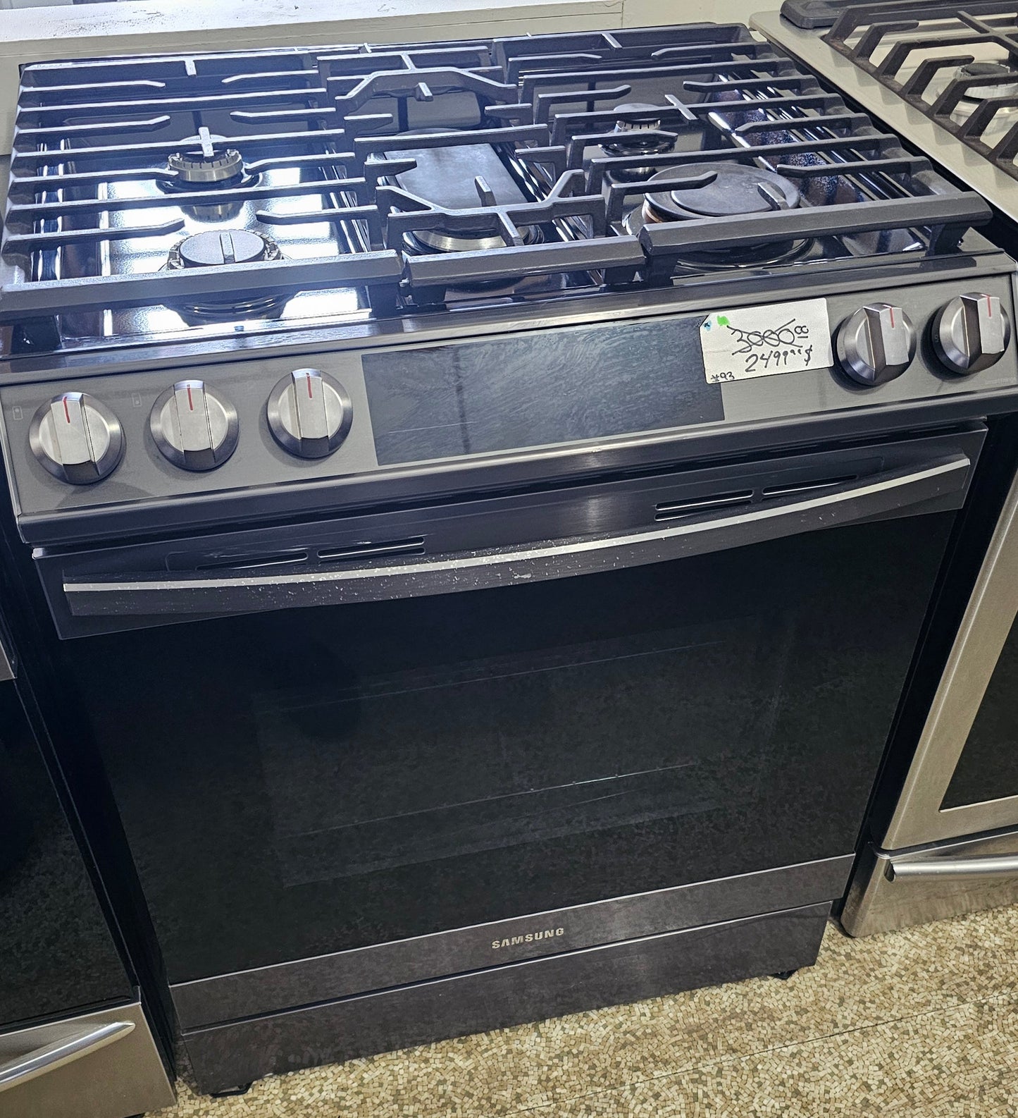 Four au gaz noir avec boutons argentés