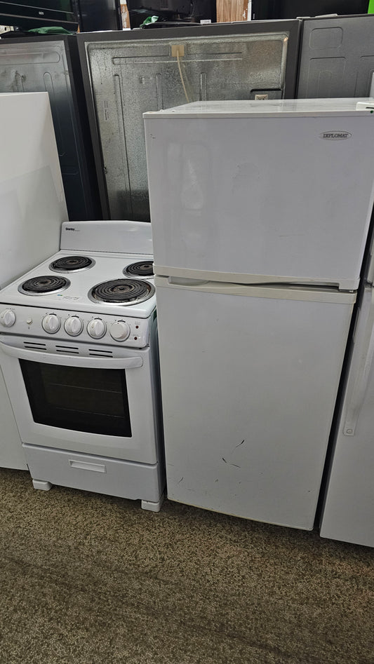 24-Inch Appliance Set – Fridge, Stove, Washer & Dryer (White, Used)