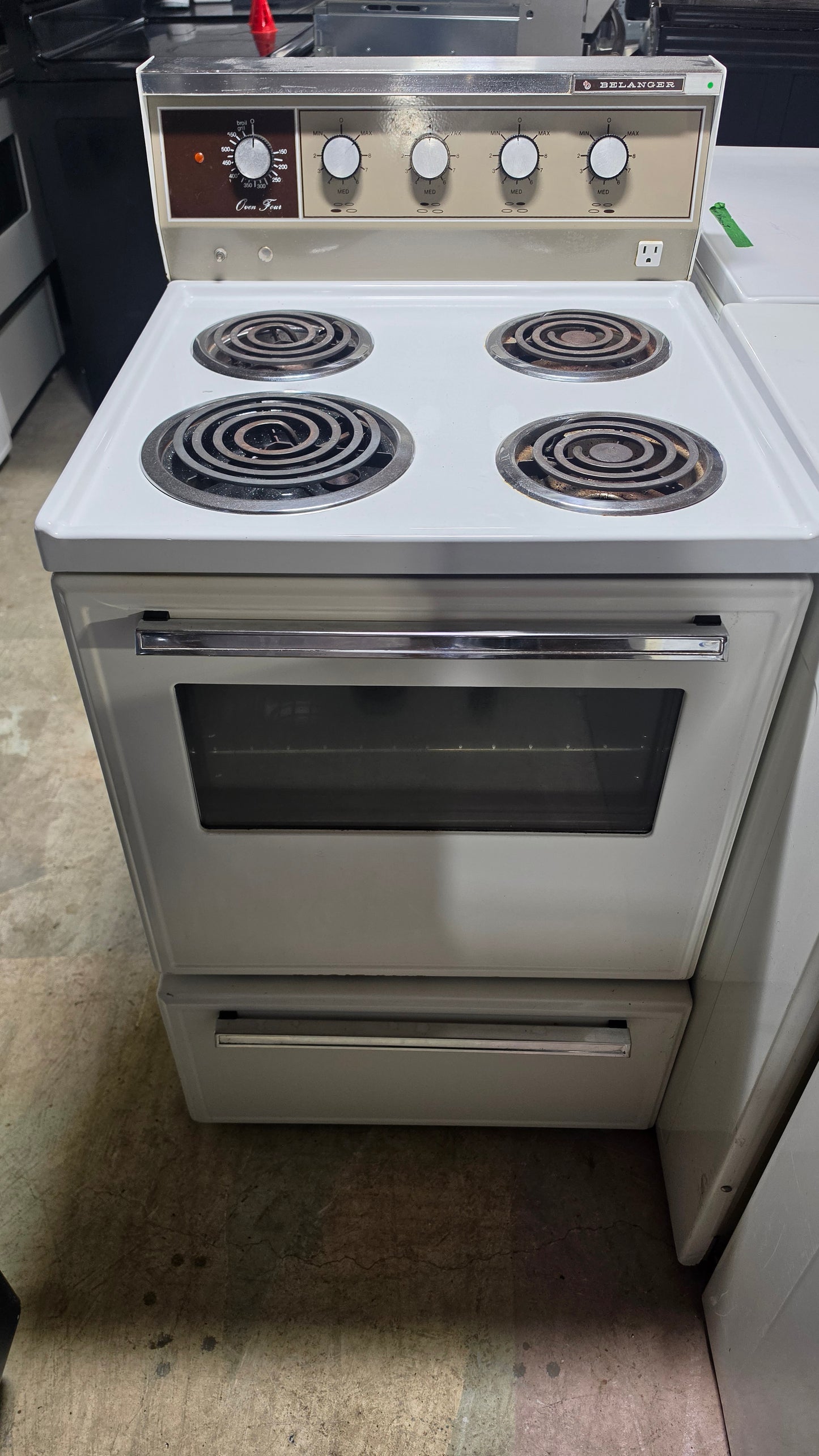 Belanger 24 inch serpentine stove - white SKU#2522
