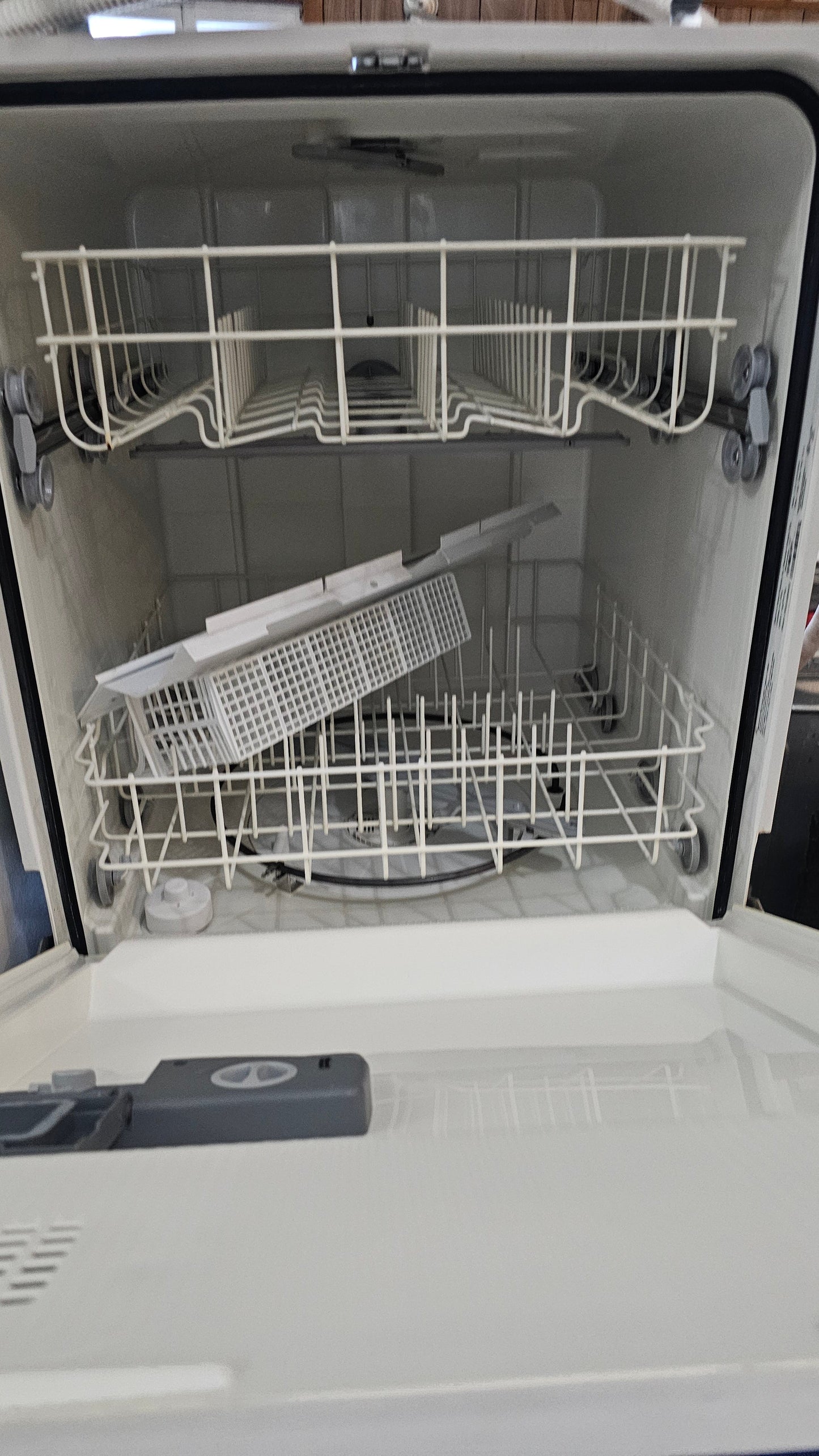 Frigidaire – Dishwasher – white – Used
