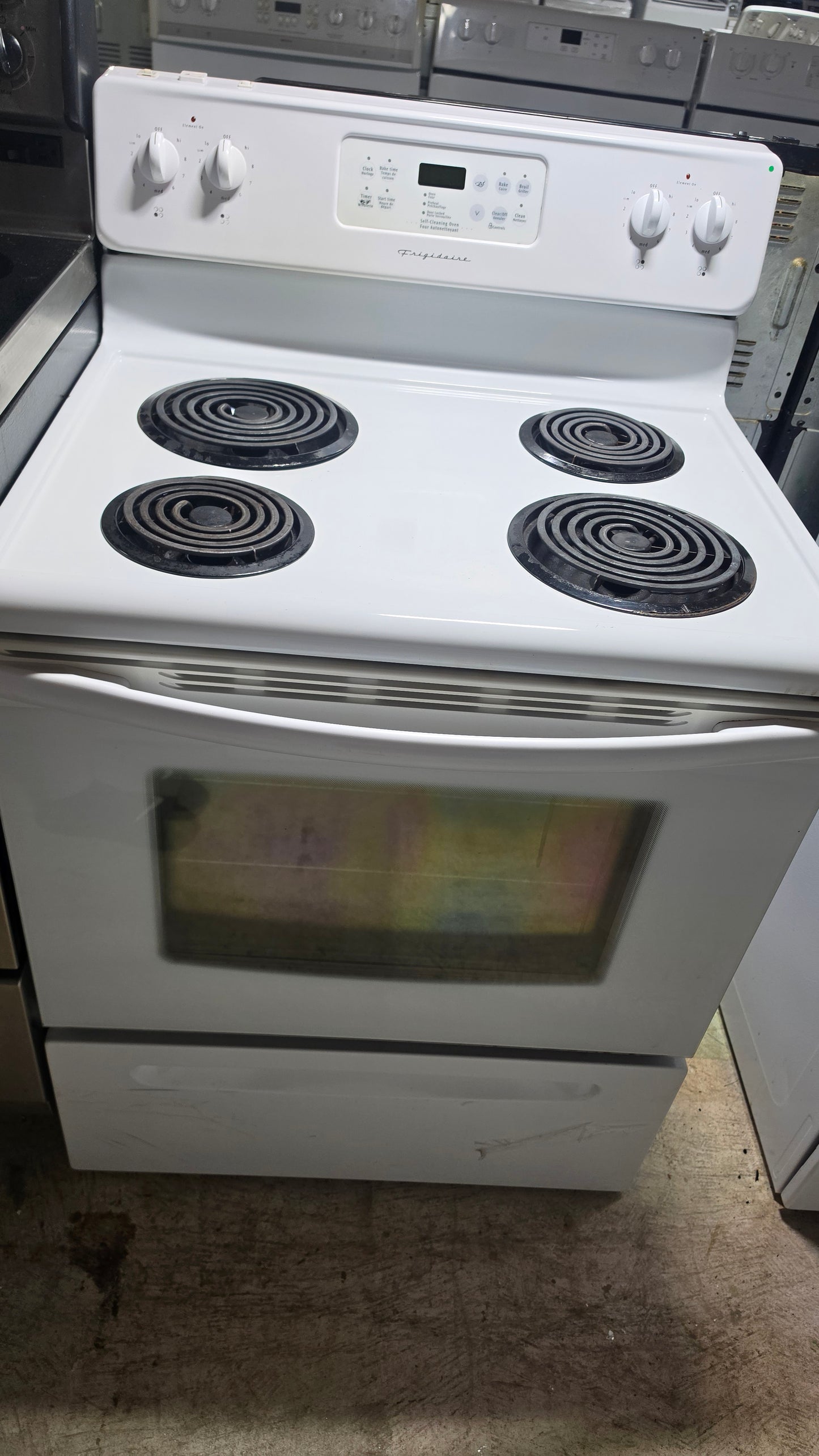 Frigidaire serpentine stove - white SKU#2519