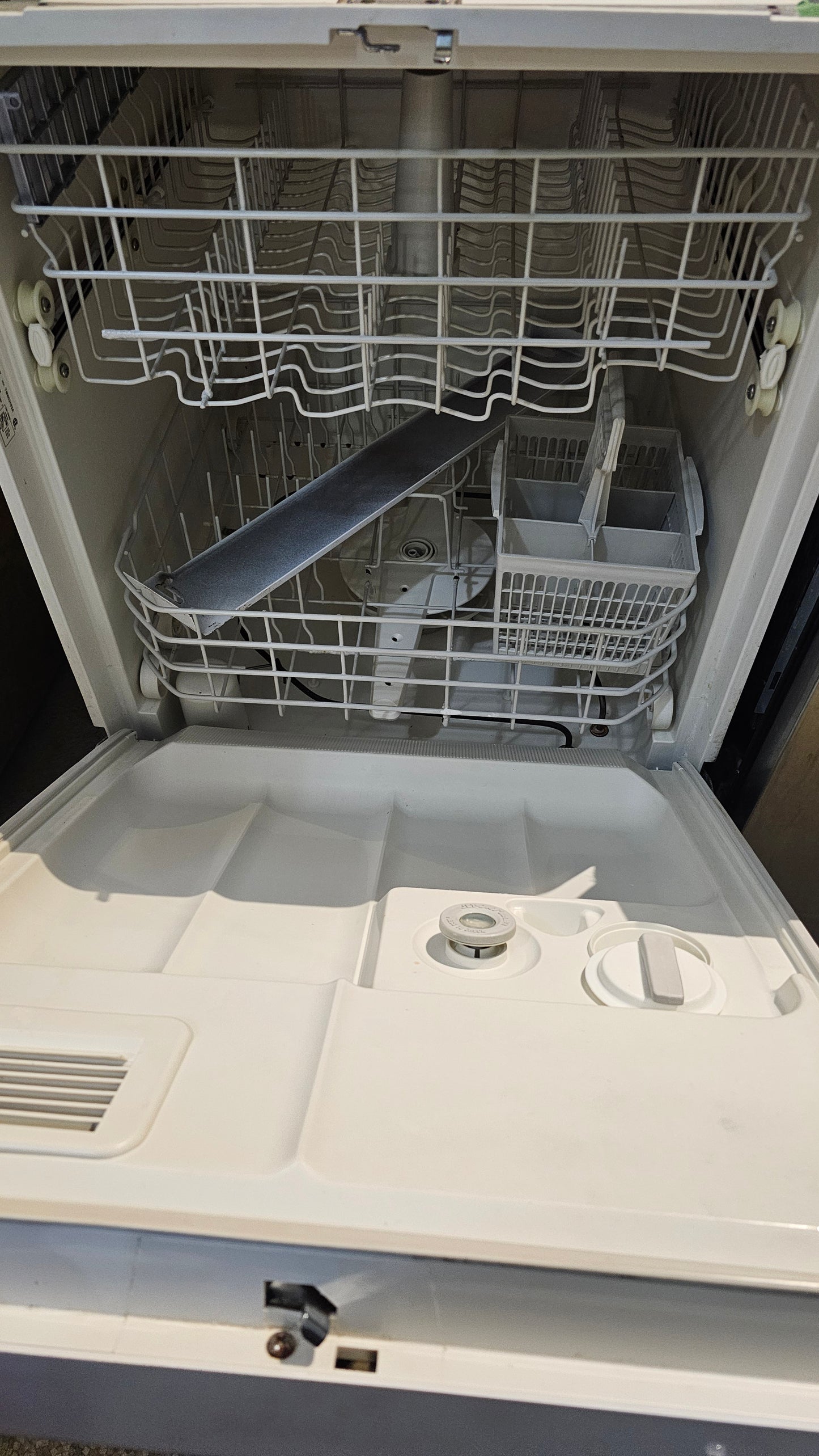 Ge dishwasher - white SKU#5083