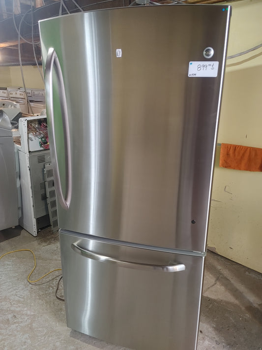 Ge Refrigerator in stainless