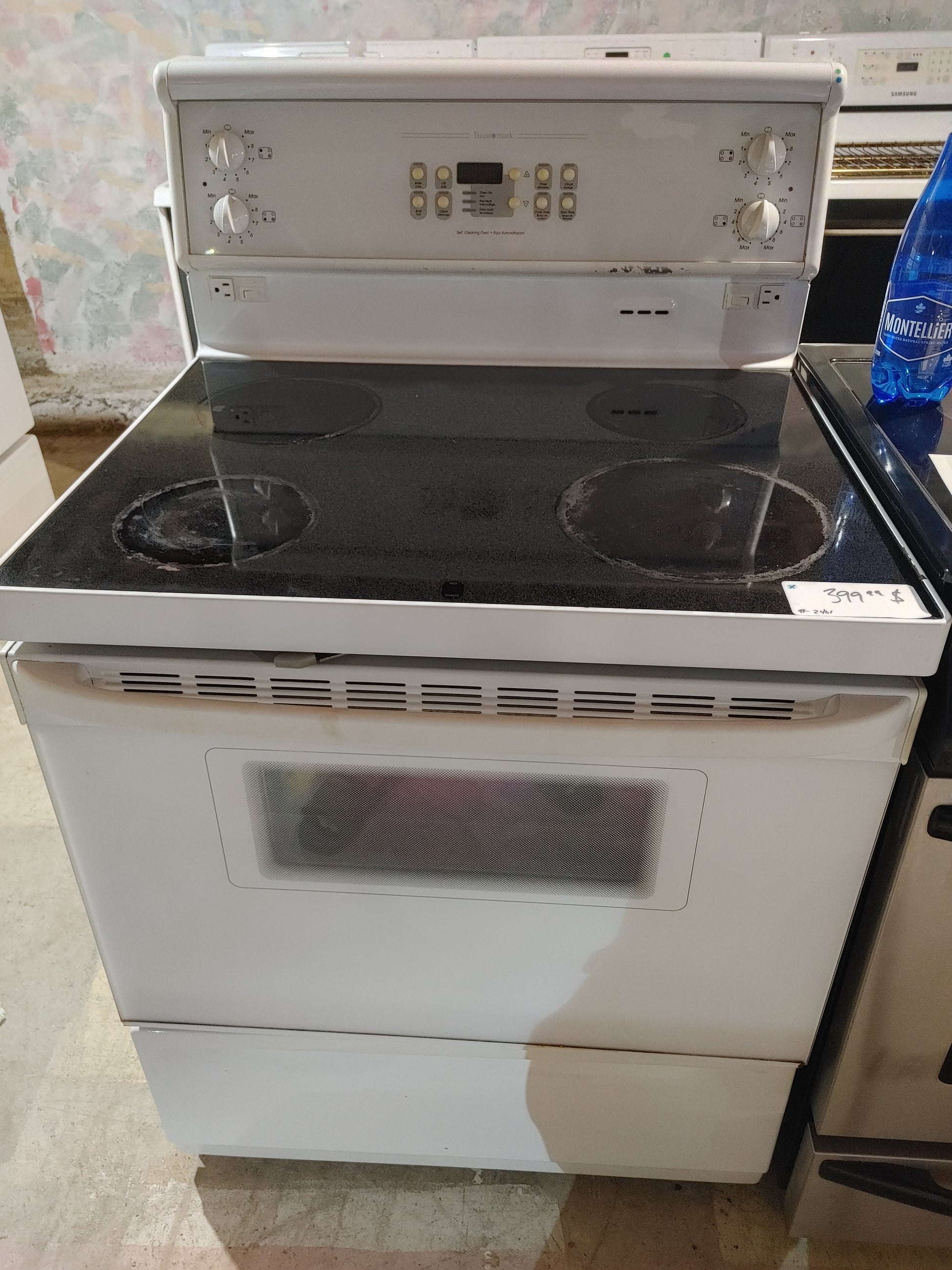 Beaumark Stove in white