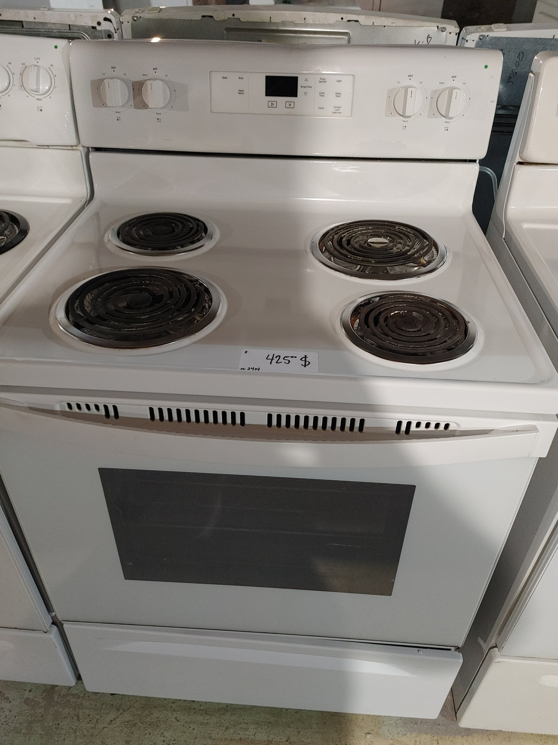 Amana Stove in white