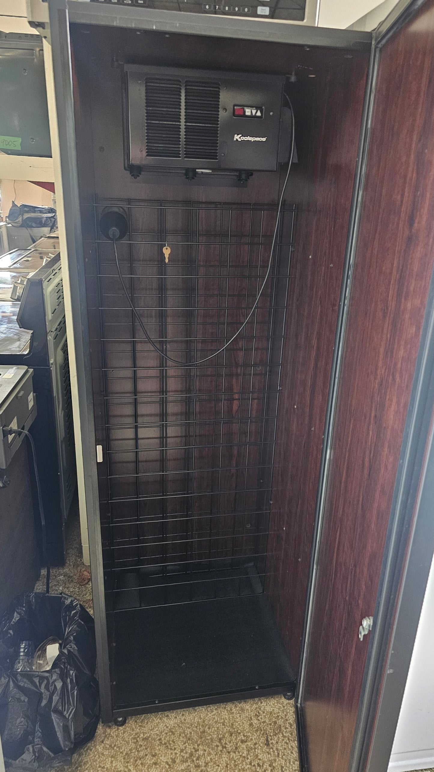 Cave à vin frigo à vin de 90 bouteilles – finition bois