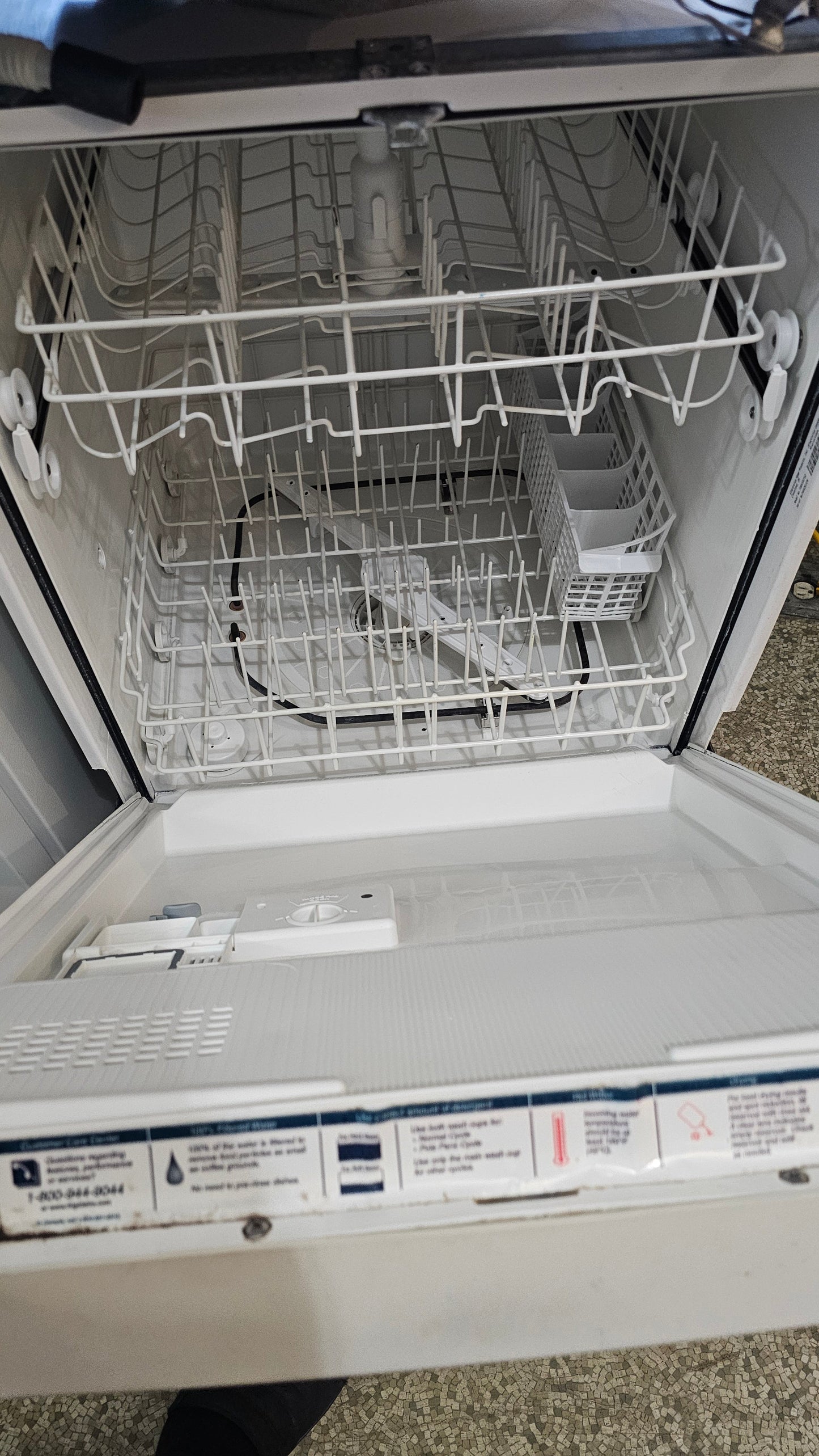 Frigidaire – Dishwasher – white – Used