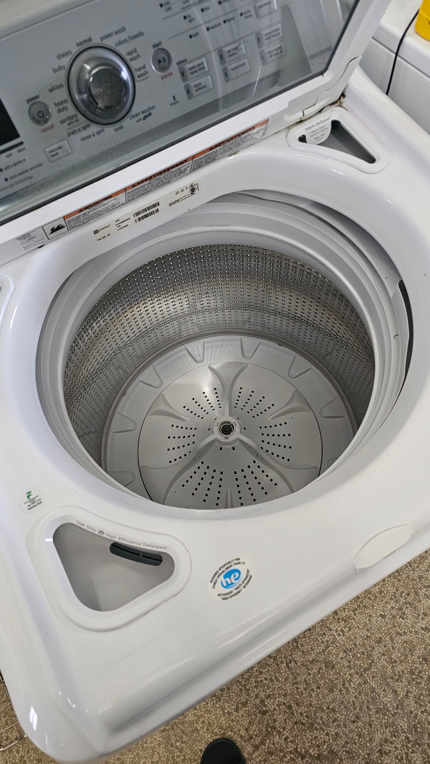 Washing machine Maytag White large capacity with an impeller