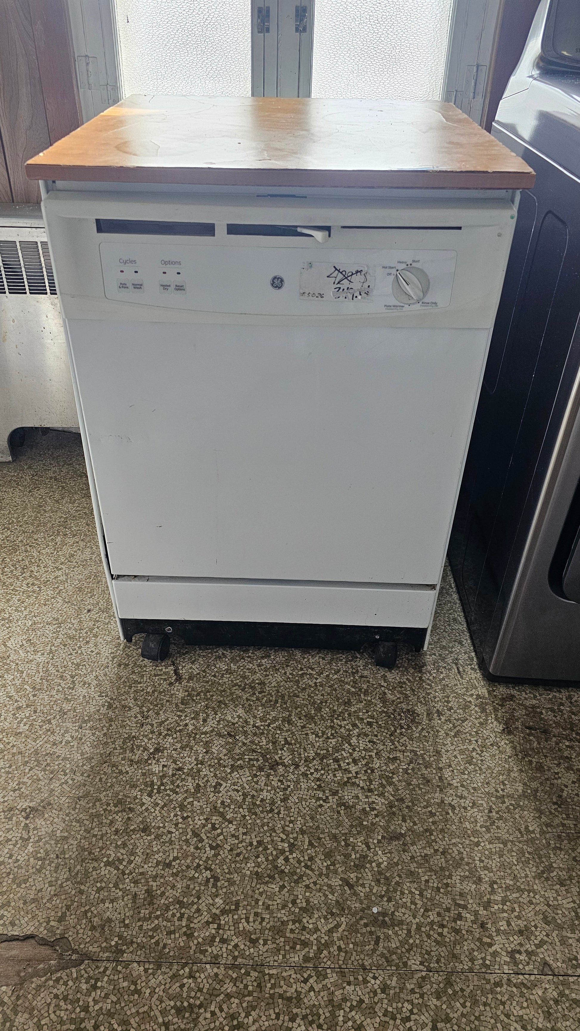 Ge – Dishwasher – white – Used - used dishwasher inspected and tested