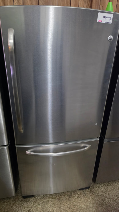 Ge refrigerator 30"X66"X27- stainless SKU#1748